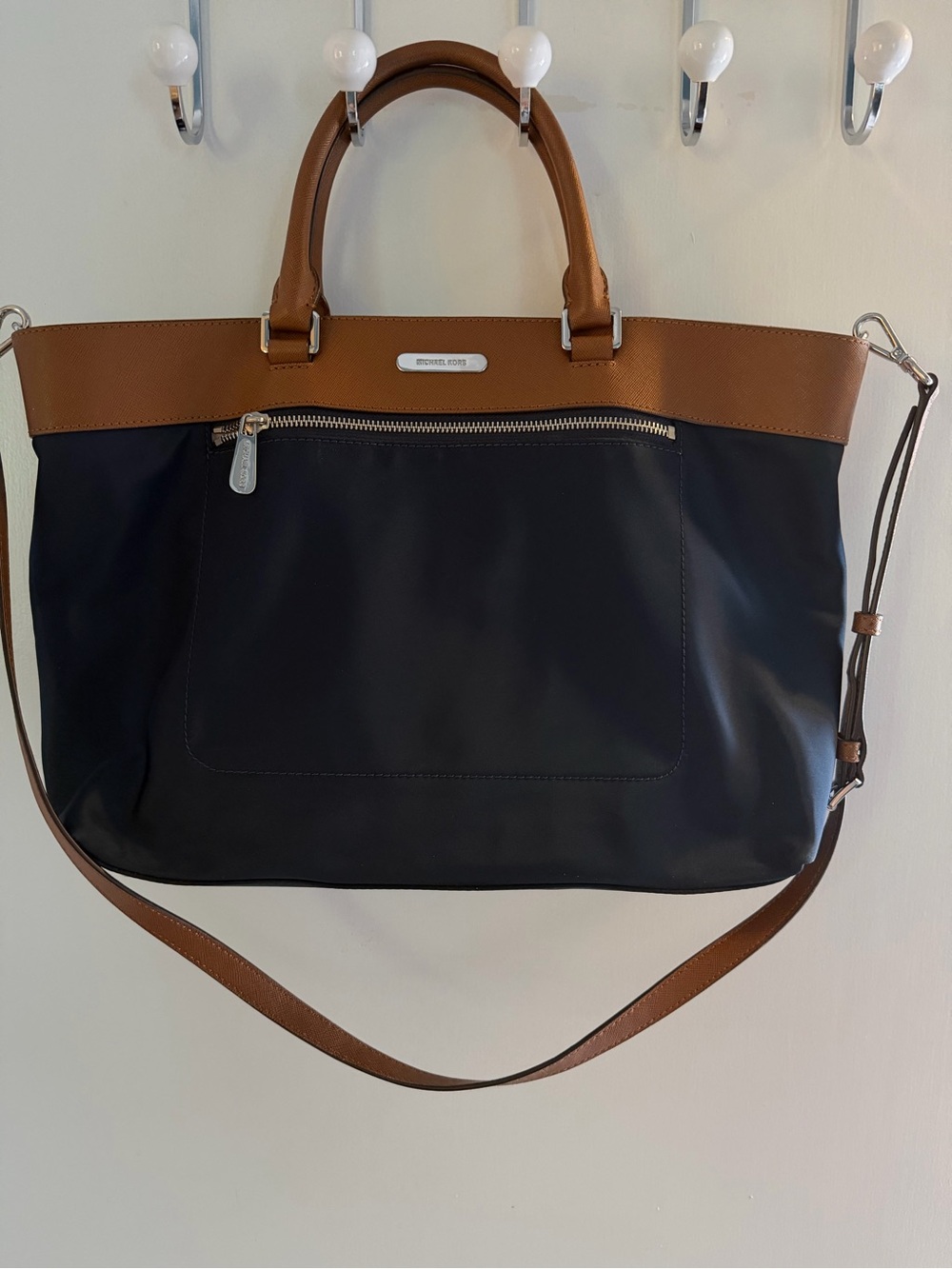 EXCELLENT USED CONDITION  Navy Michael Kors Colgate East West Tote coin purse